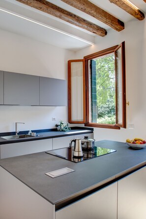 Køleskab, mikrobølgeovn, ovn, kogeplade