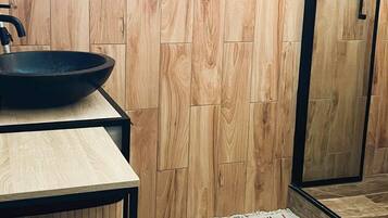 Chuveiro, secador de cabelo, toalhas de banho, sabonete