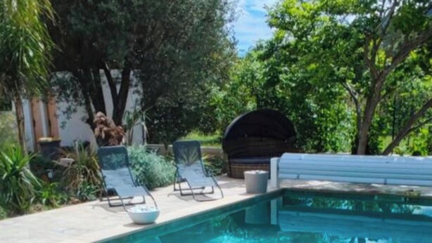 Une piscine rectangulaire à l’eau d’un bleu limpide, entourée d’une terrasse carrelée.