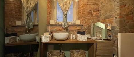 Douche, articles de toilette gratuits, sèche-cheveux