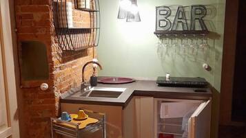 Frigorifero, microonde, macchina per tè/caffè, bollitore elettrico