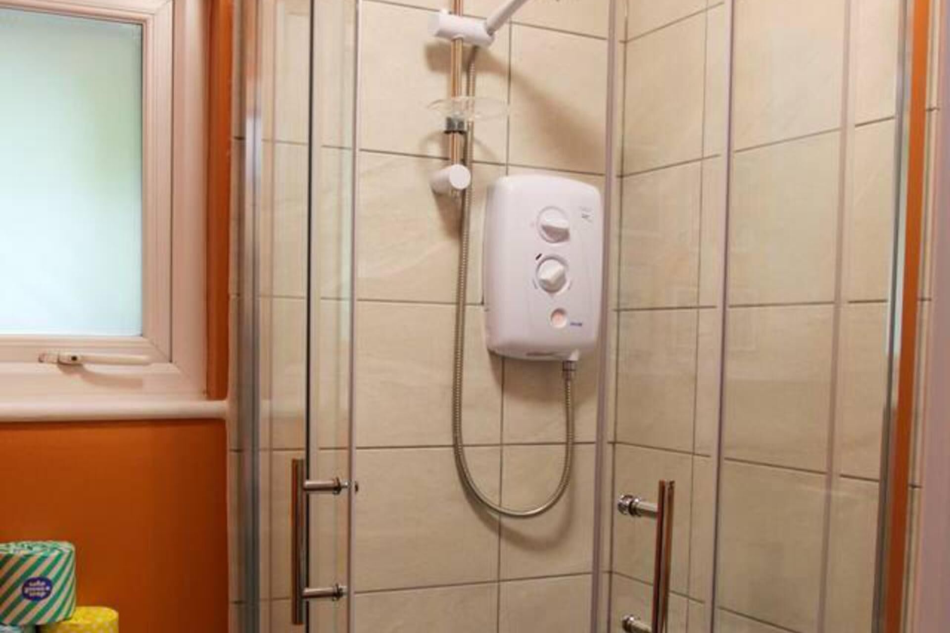 Studio | Bathroom | Shower, free toiletries, towels