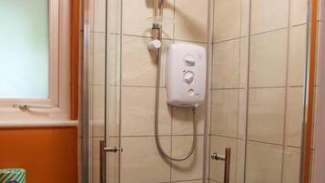 Studio | Bathroom | Shower, free toiletries, towels