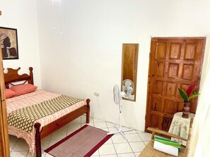 خزنة داخل الغرفة وطراز فريد لكل وحدة ومكتب ومساحة عمل للكمبيوتر المحمول