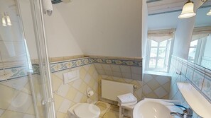 Regadera, secadora de cabello, toallas, jabón 