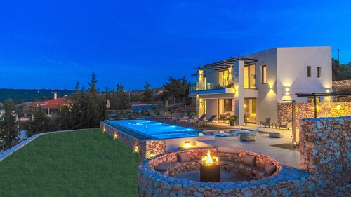 In Vivo Luxury Villa-90m2 Heated- Infinity pool,Stunning views,kids playground.