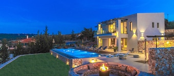 In Vivo Luxury Villa-90m2 Heated- Infinity pool,Stunning views,kids playground.