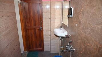 Standard Room | Bathroom