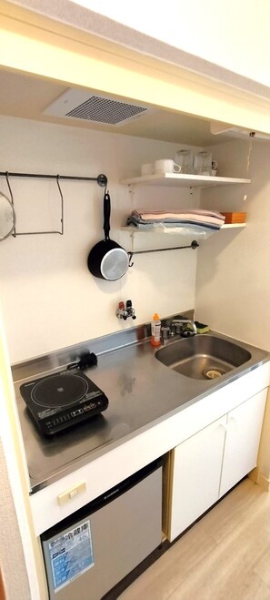 Mini-fridge, microwave, cookware/dishes/utensils, cleaning supplies - 2nd Kouzu Glory Heights (Osaka)