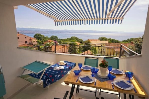 Outdoor dining - Riviera Blue - new Apartment with beautiful seaview, whirlpool and parking (Opatija)