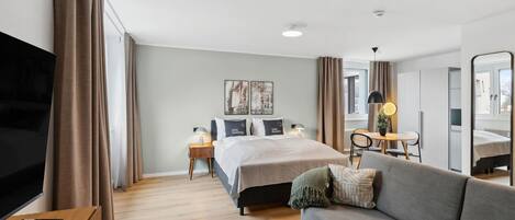 Queen Room with sofa bed | 1 sovrum, individuell inredning, unika möbler och skrivbord