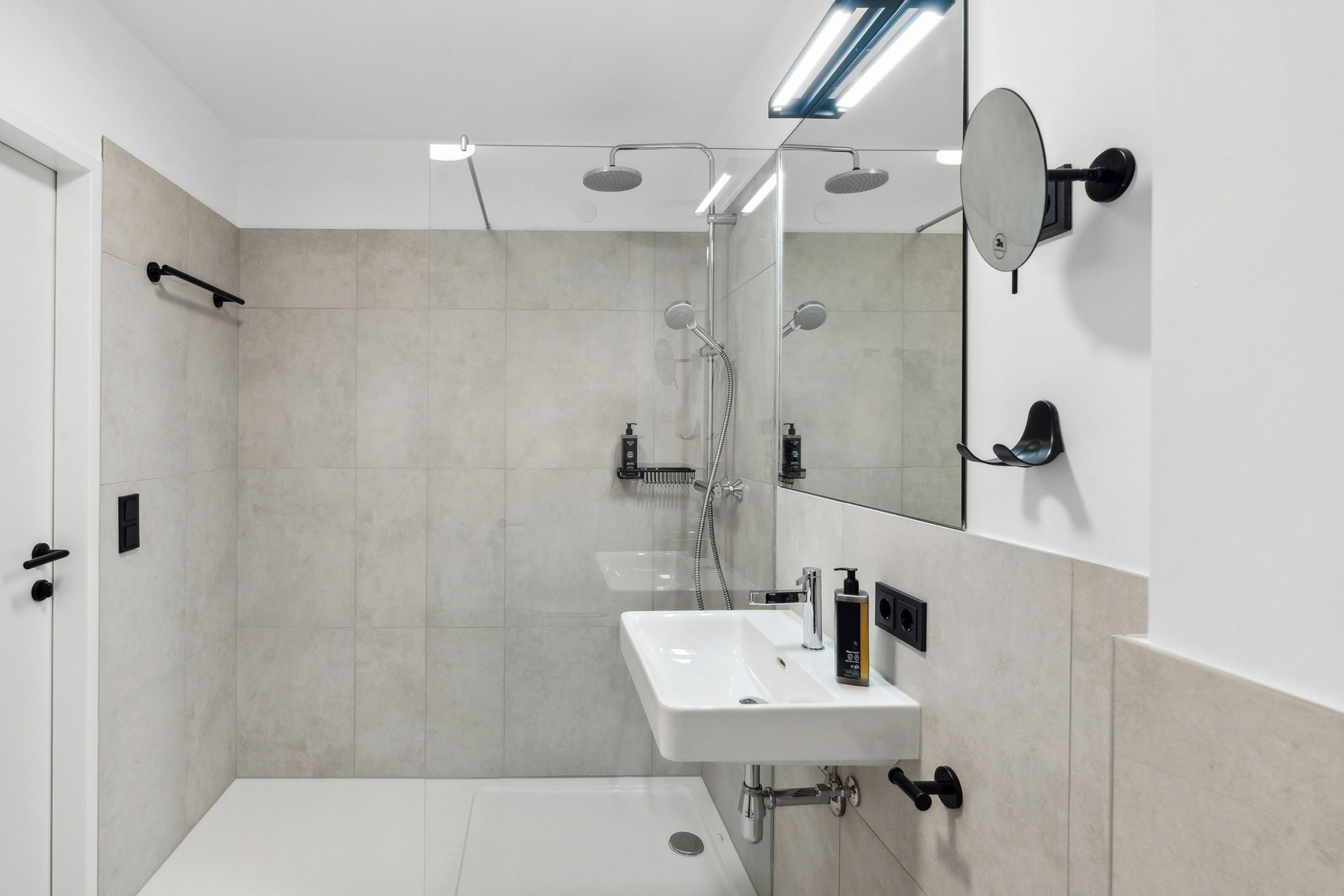 Queen Room with sofa bed | Baño | Artículos de higiene personal ecológicos, secador de pelo y toallas