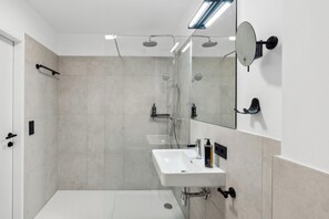 Queen Room with sofa bed | Bathroom | Eco-friendly toiletries, hair dryer, towels, soap - Limehome Salzburg Sterneckstr. (Salzburg)