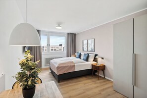 Queen Room | Individually decorated, individually furnished, desk, laptop workspace