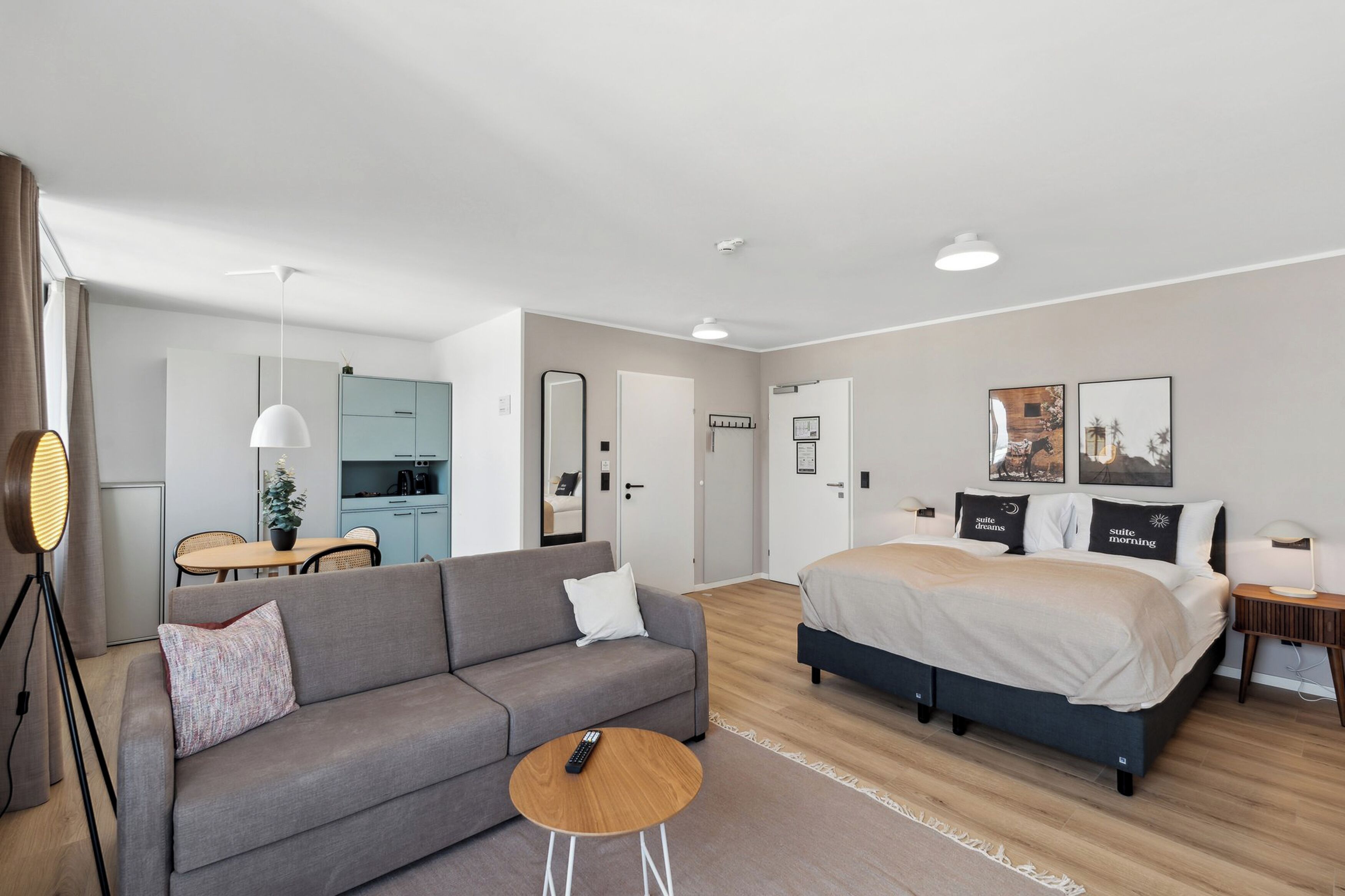 Decoración personalizada, muebles diferentes y escritorio 