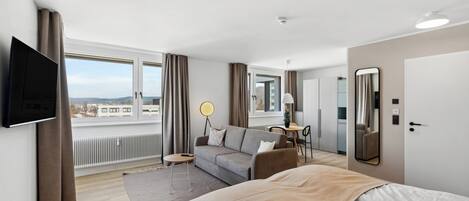 Queen Room with sofa bed | Yksilöllisesti sisustettu, yksilöllisesti kalustettu, työpöytä