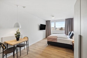 Queen Room | Individually decorated, individually furnished, desk, laptop workspace - Limehome Salzburg Sterneckstr. (Salzburg)