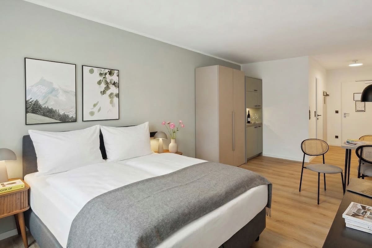 Queen Room | Individualmente decorados, individualmente mobiliados, escrivaninha