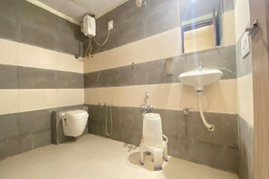 Superior Room | Bathroom | Shower, rainfall showerhead, free toiletries, towels - Hotel Kalyan Palace (Ahmedabad)