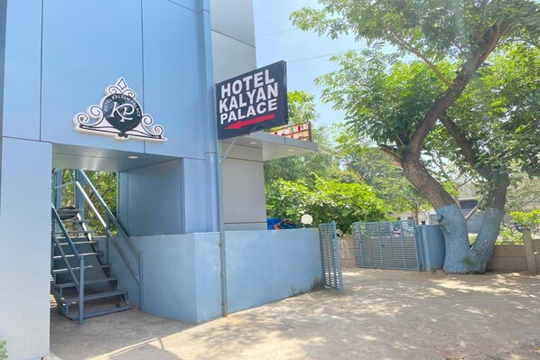Front of property - Hotel Kalyan Palace (Ahmedabad)