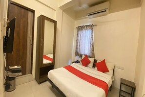 Deluxe Room | Desk, free WiFi, bed sheets - Hotel Kalyan Palace (Ahmedabad)