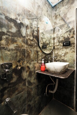 Chuveiro, produtos de toalete grátis