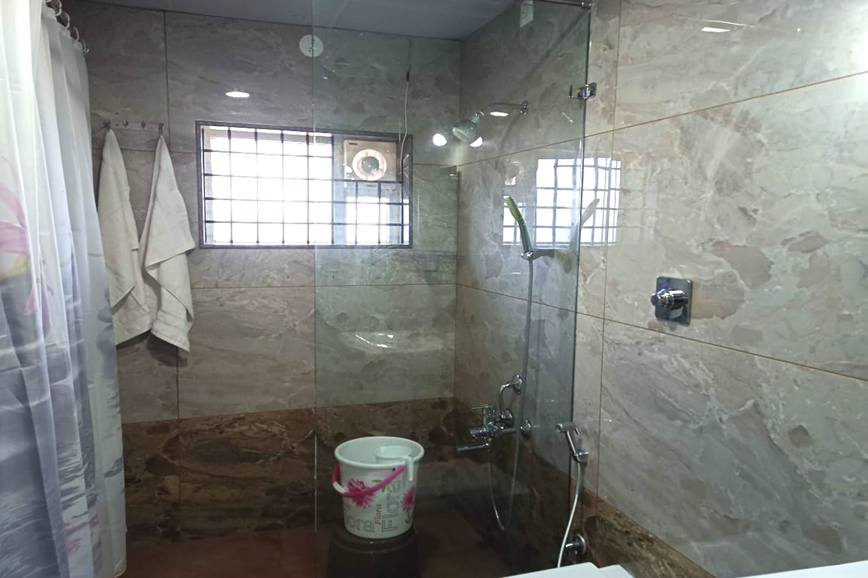 Suite | Bathroom | Shower, rainfall showerhead, hair dryer, towels