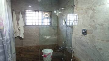 Suite | Bathroom | Shower, rainfall showerhead, hair dryer, towels