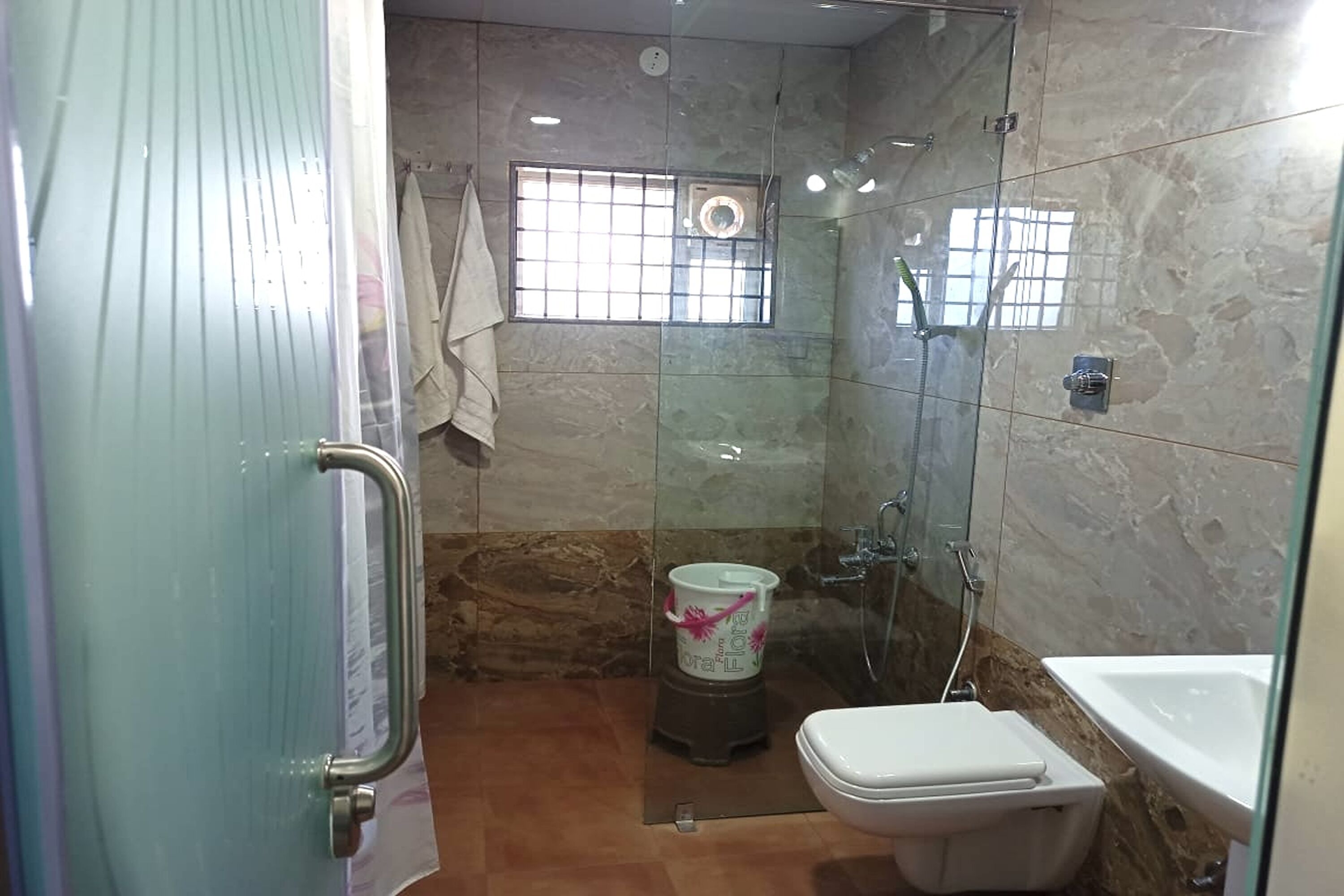 Ein Badezimmer mit Duschkabine, Toilette und Waschbecken.