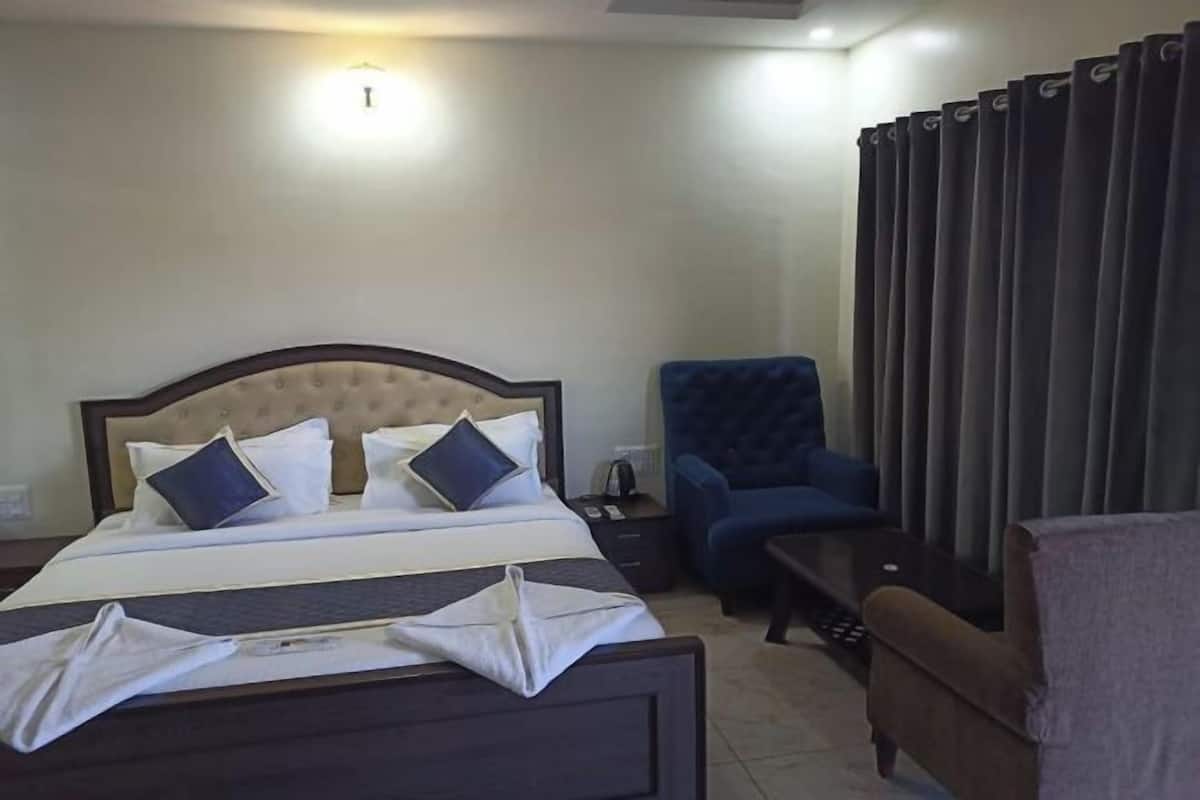 1 bedroom, iron/ironing board, bed sheets