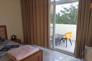 Iron/ironing board, bed sheets