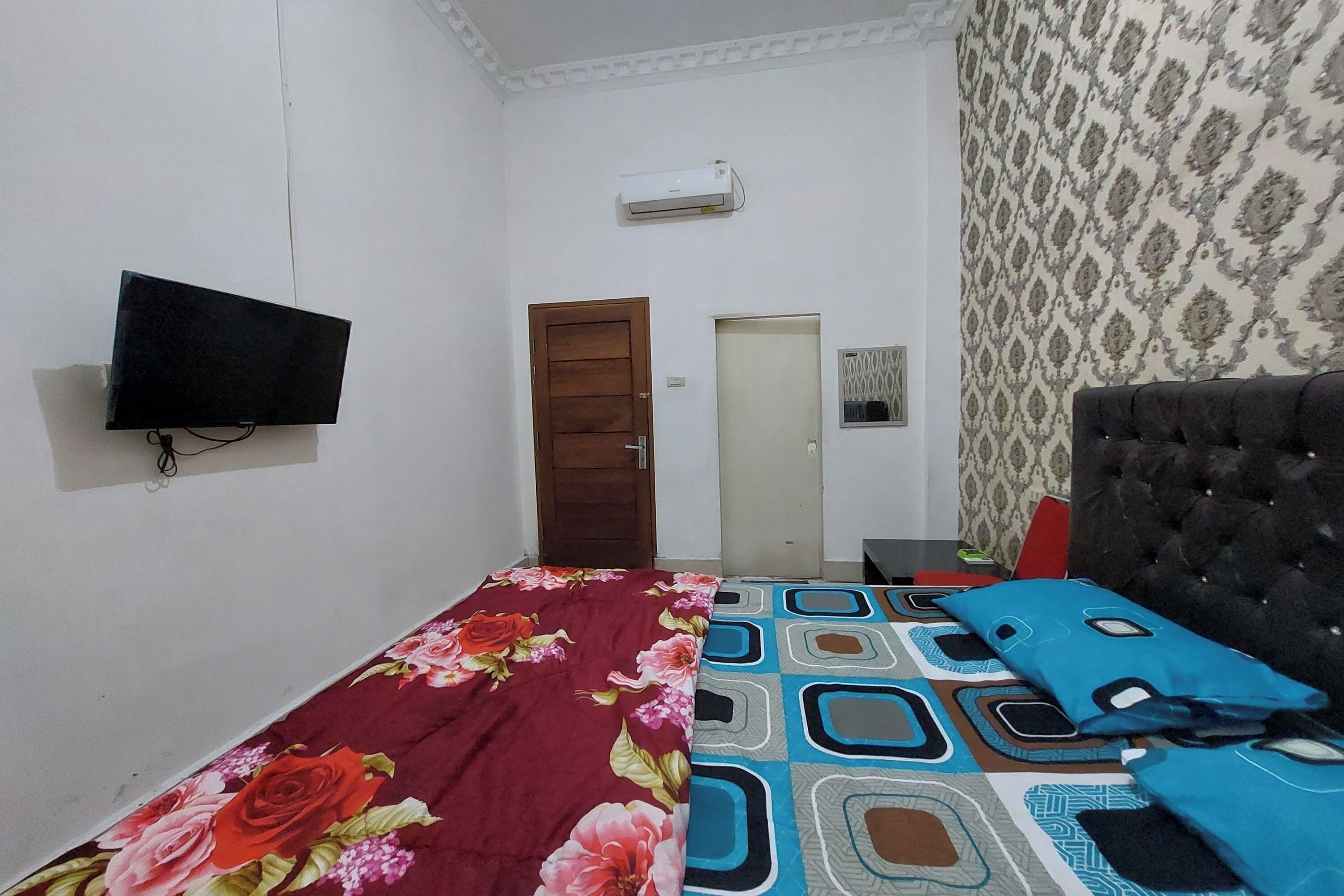 Desk, free WiFi, bed sheets