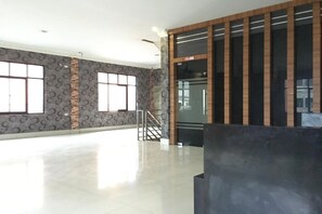 30-inch TV with satellite channels - Hotel Mulia Tiza (Binjai)