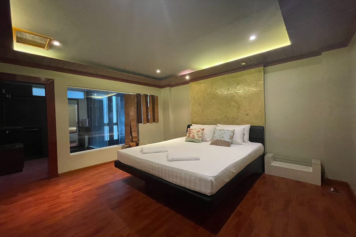1 bedroom, in-room safe, desk, free WiFi