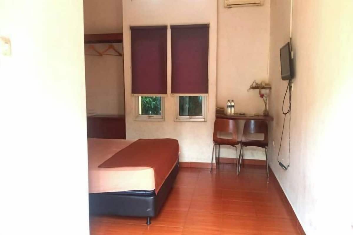 Meja kerja, tirai kedap cahaya, dan setrika/meja setrika