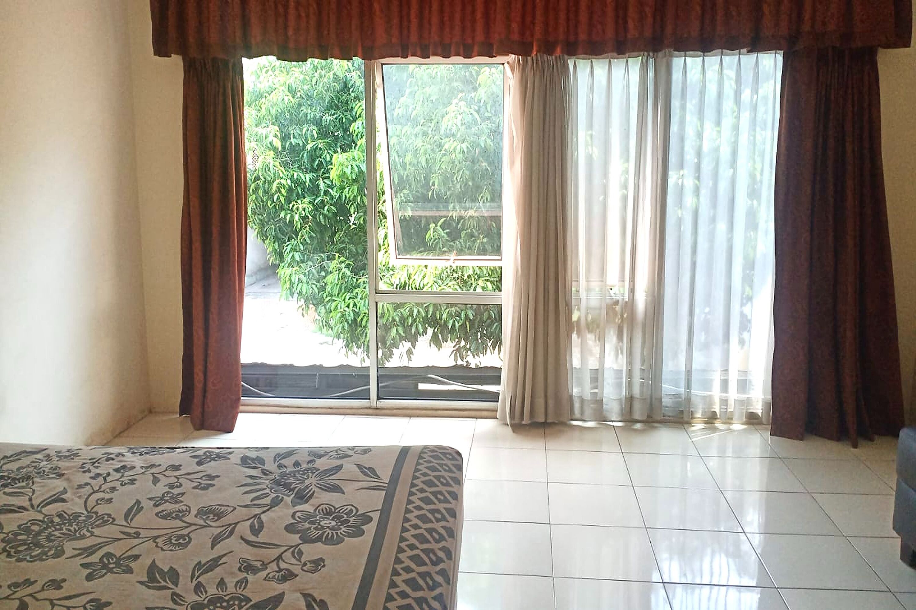 Kamar Keluarga | Meja kerja, tirai kedap cahaya, dan setrika/meja setrika