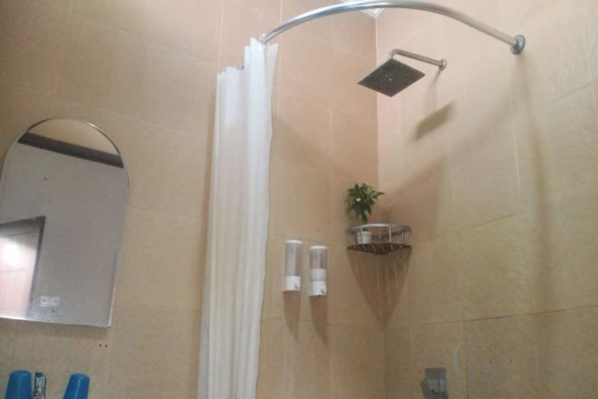 Bathroom | Shower, rainfall showerhead, free toiletries, hair dryer (on request)