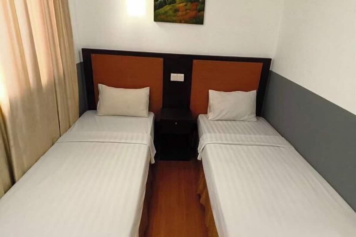 Iron/ironing board, bed sheets