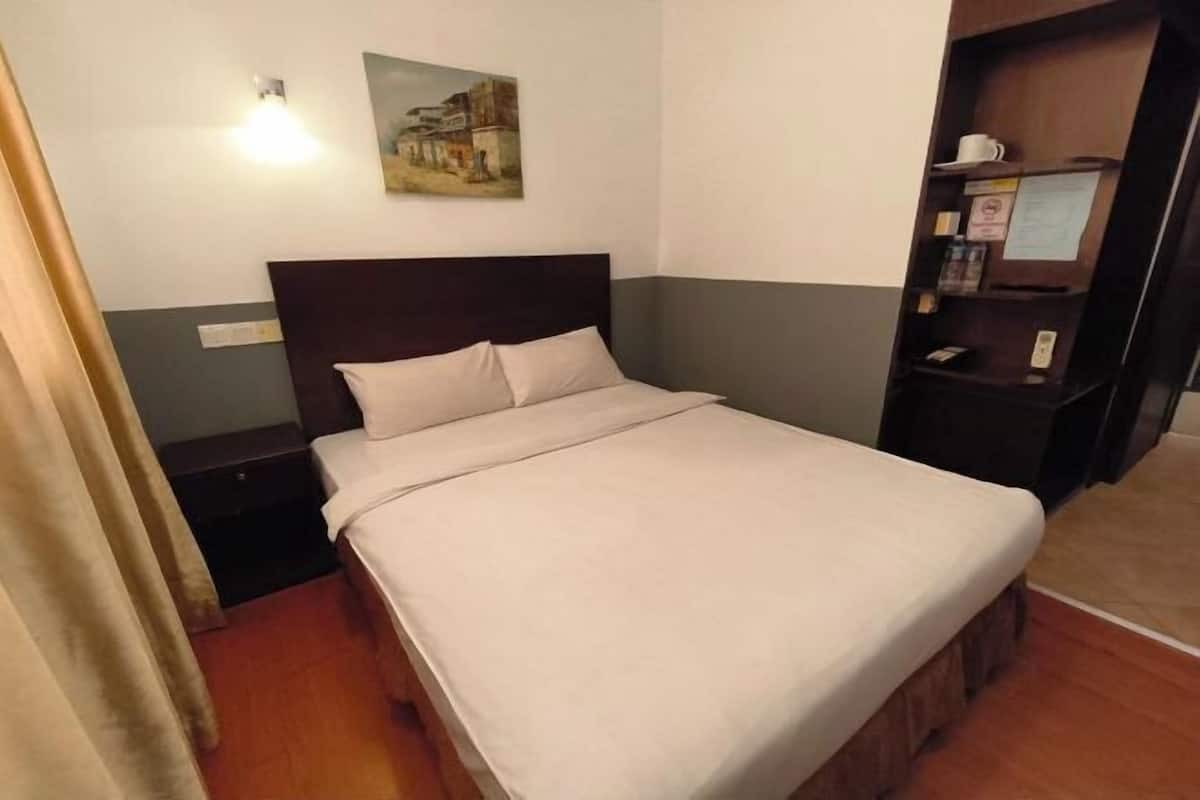 Iron/ironing board, bed sheets