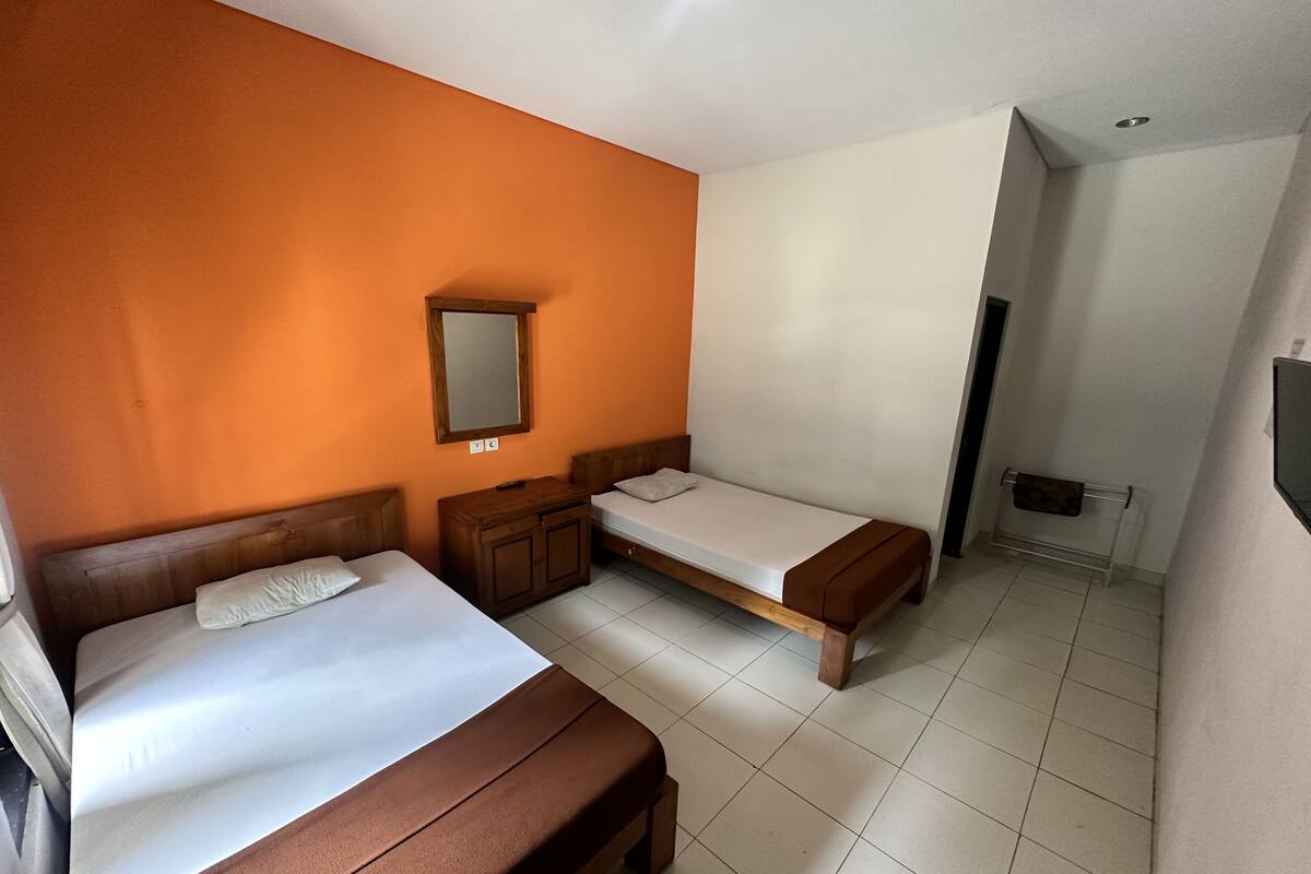 Standard Double Room | Desk, WiFi (free), bed sheets