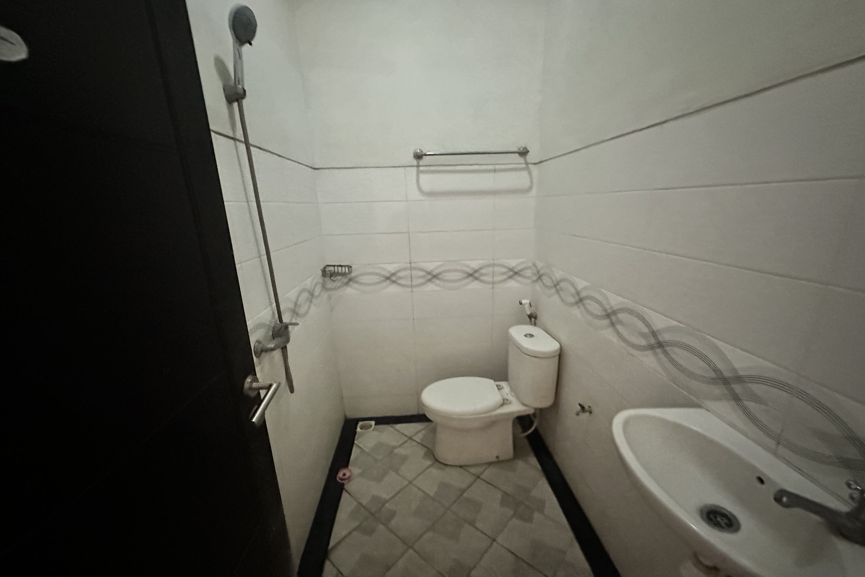 Kamar Double Standar | Kamar mandi | Shower, pancuran hujan, handuk, dan tisu toilet