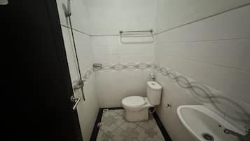 Kamar Double Standar | Kamar mandi | Shower, pancuran hujan, handuk, dan tisu toilet
