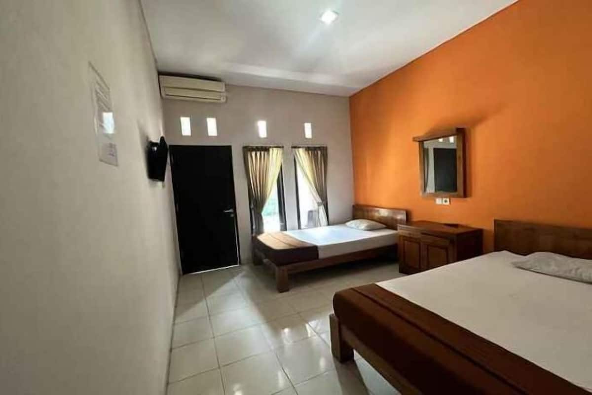 Desk, free WiFi, bed sheets