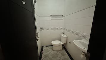 Standard Tek Büyük Yataklı Oda | Banyo | Duş, geniş duş başlığı, havlu, tuvalet kâğıdı