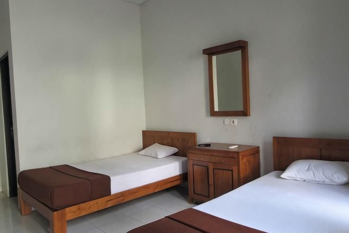 Escritorio, wifi gratis y ropa de cama 