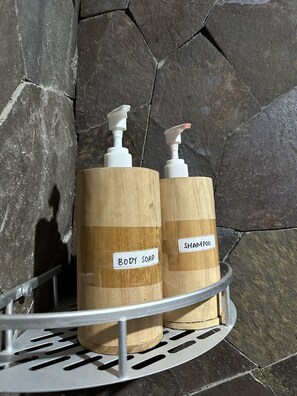 Shower, rainfall showerhead, free toiletries, towels