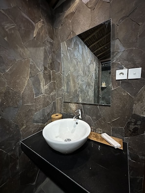 Shower, rainfall showerhead, free toiletries, towels