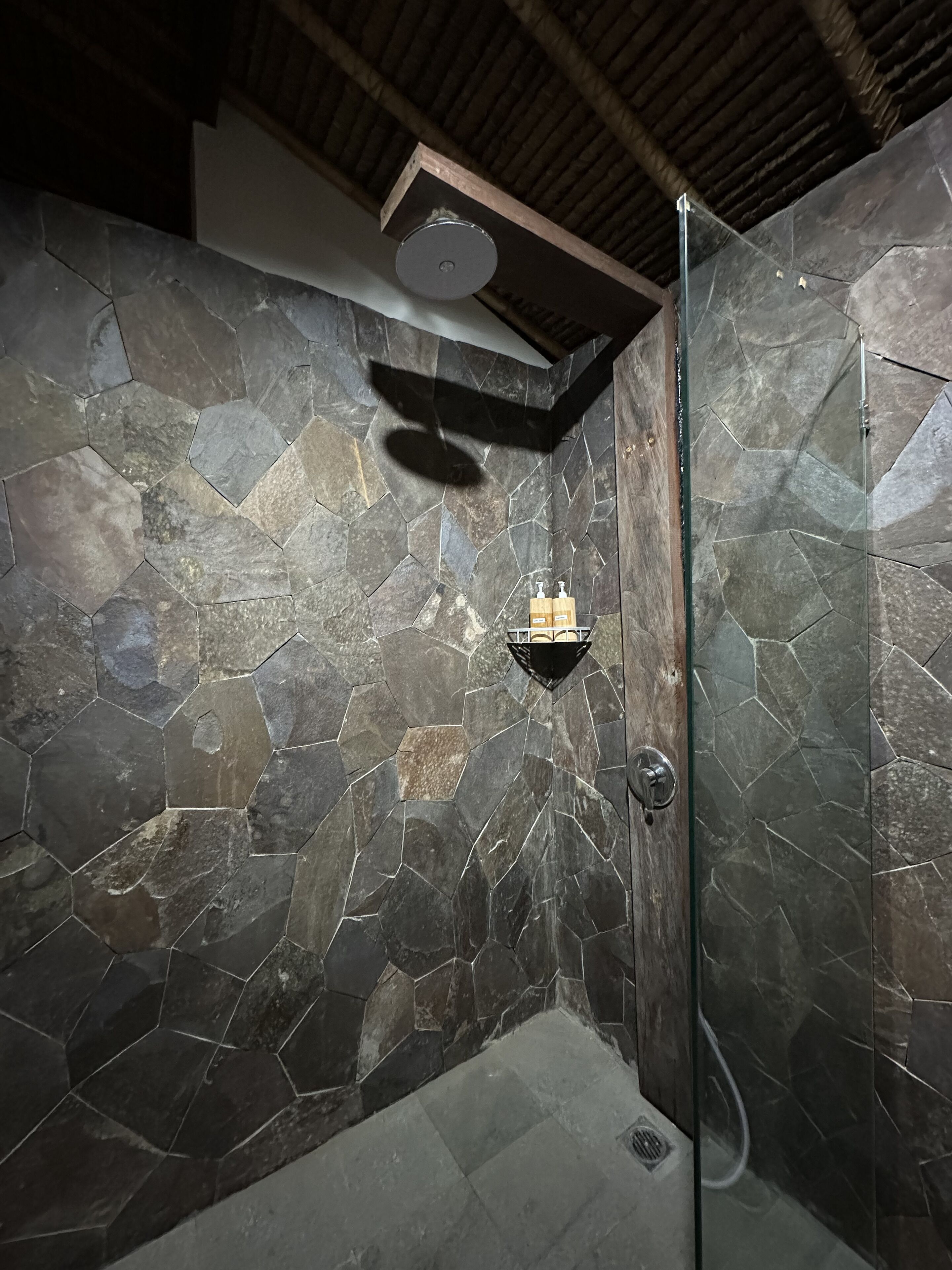 Shower, rainfall showerhead, free toiletries, towels