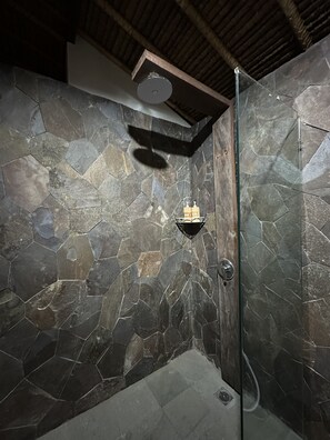 Dusj, regndusjhode, toalettartikler (inkludert) og håndklær