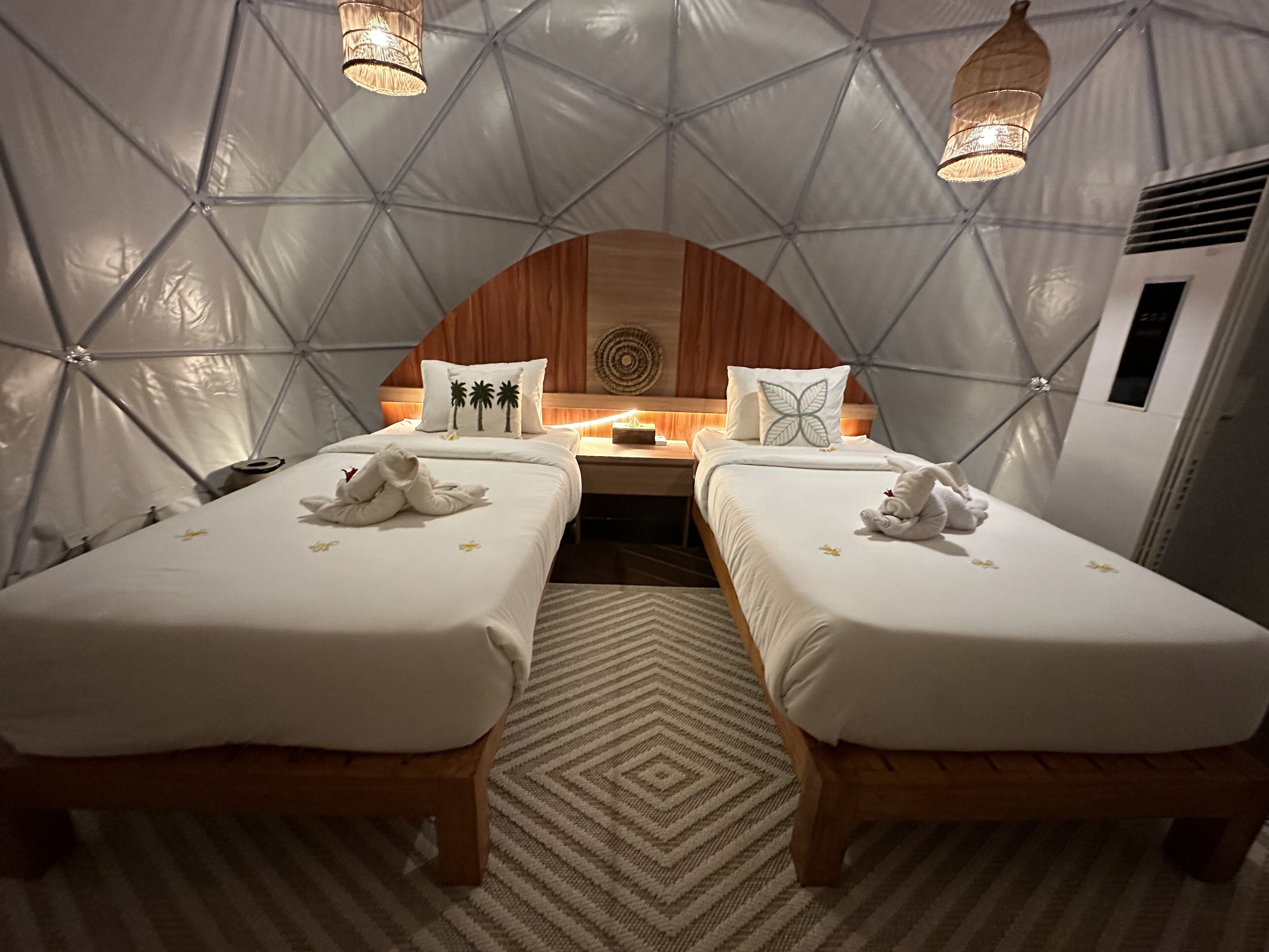 Family Dome Tent Twin | Escritorio, camas extra, wifi gratis y ropa de cama 